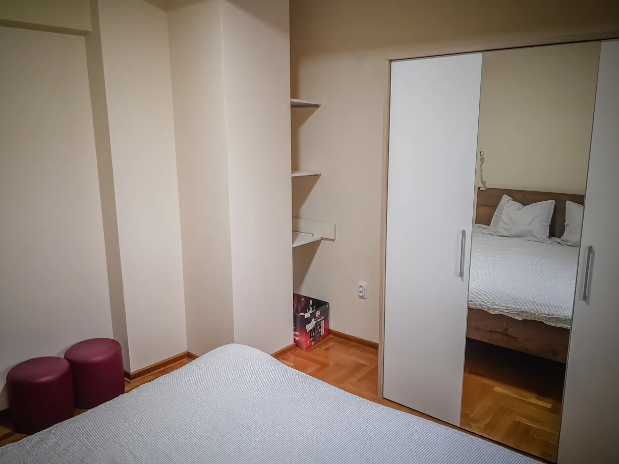 Klizni orman sa ogledalom u spavaćoj sobi