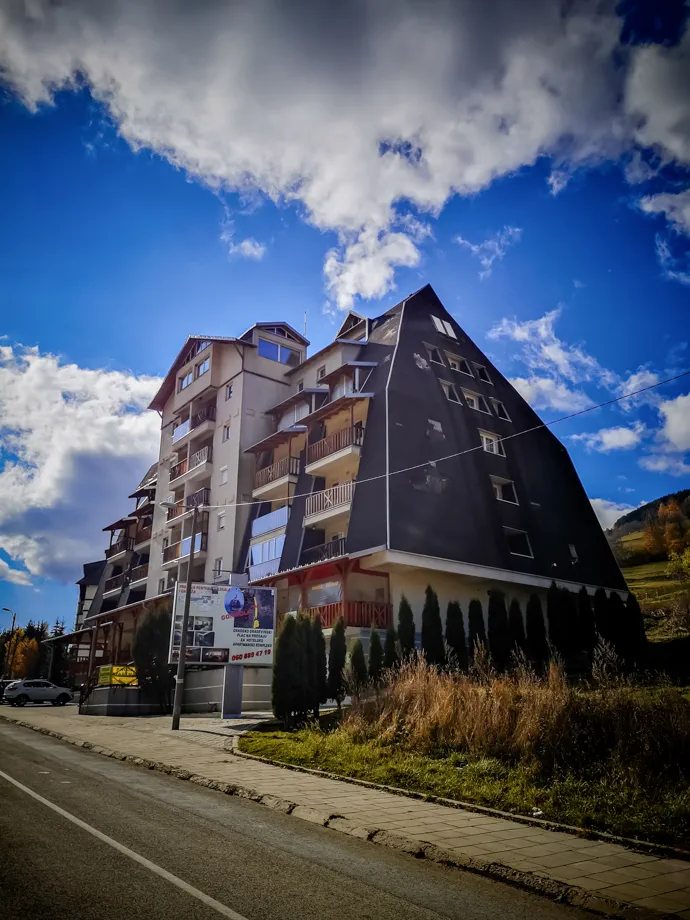 Zgrada Sunčani apartmani u centru Brzeća