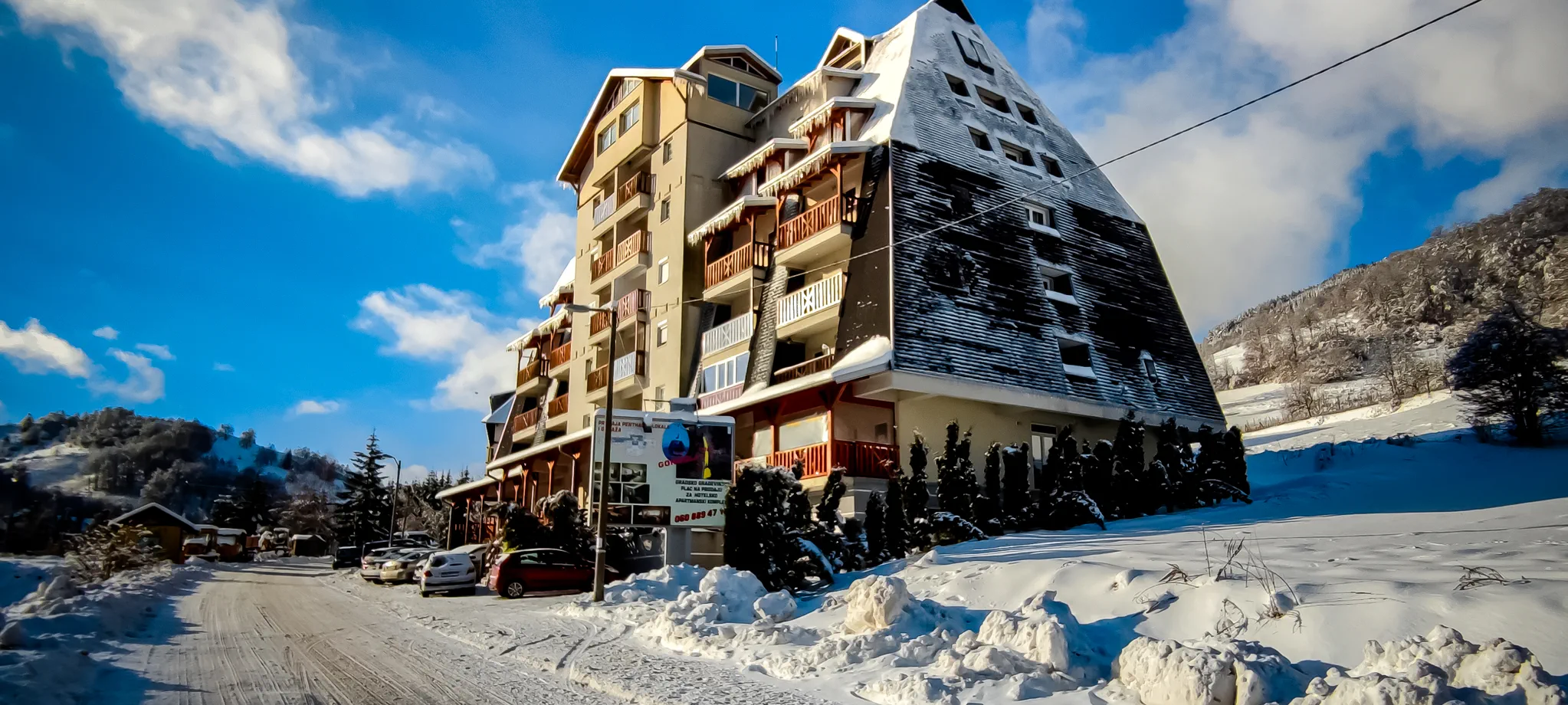 Zgrada Sunčani apartmani u Brzeću zimi
