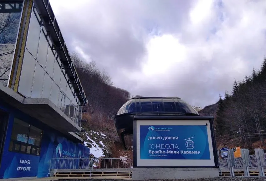 Stația de plecare a telegondolei din Brzeće, cu panoul „Gondola Brzeće – Mali Karaman” și casa de skipass